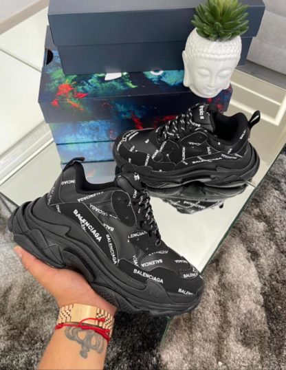 balenciaga triple s negra con letras