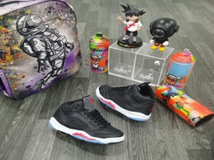 jordan negras con rojo