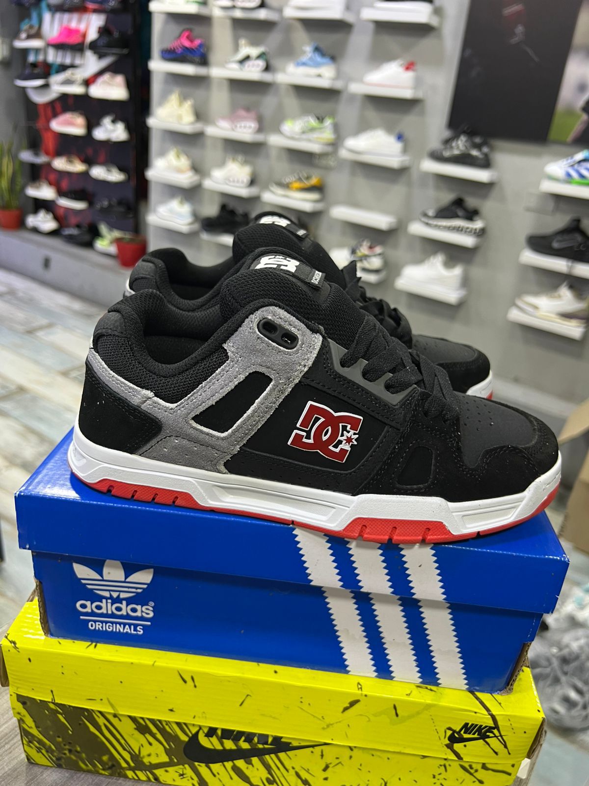 DC Shoes Court Graffik negro gris rojo triple AAA al por mayor Colombia zapatillascolombia.com