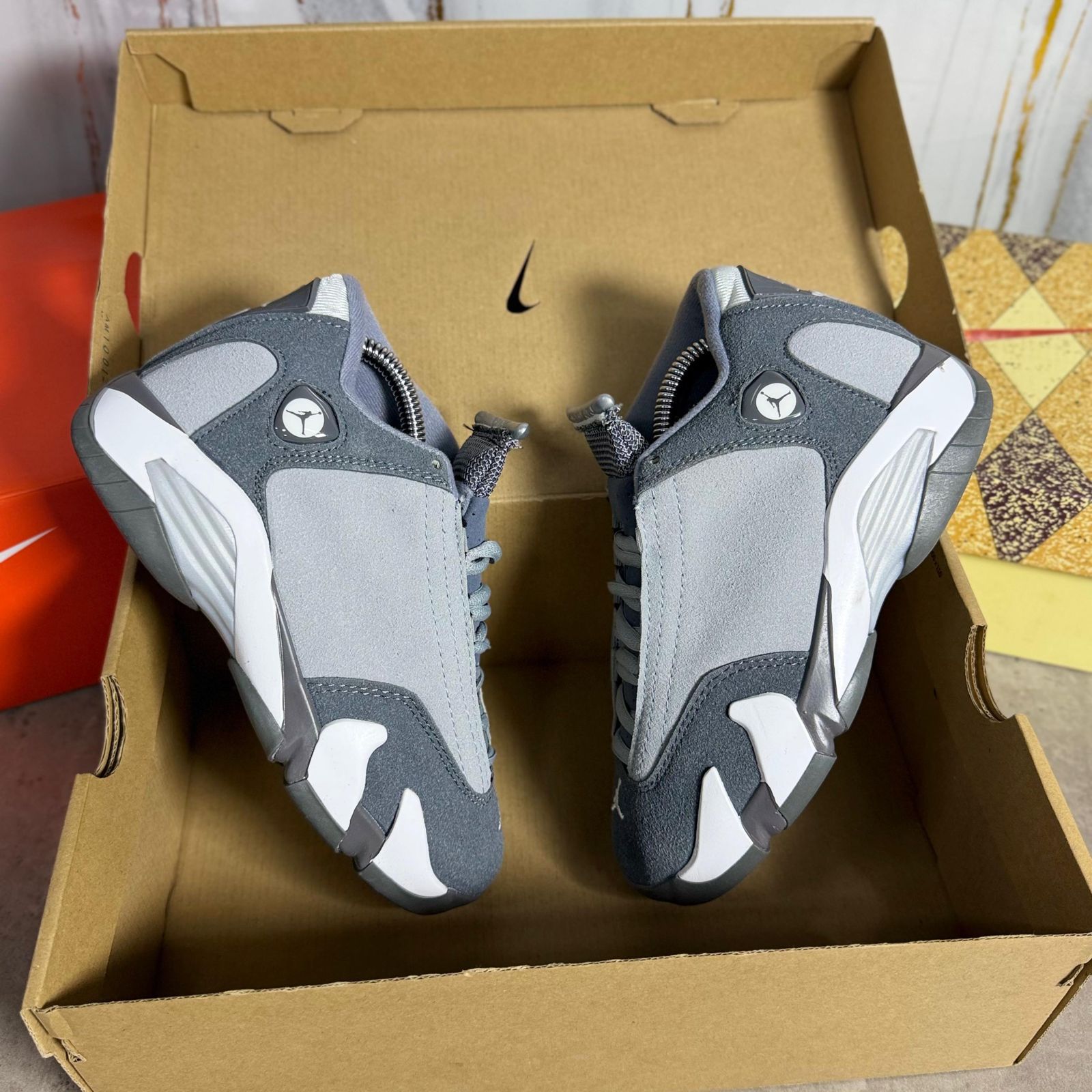 Tenis Jordan 14 gris y blanco réplica triple AAA dentro de su caja de cartón abierta al recibir el pedido — comprar con pago contra entrega en Colombia y revisar antes de pagar, precio mayorista desde $90.000 COP por par con envío a Bogotá, Medellín y Cali
