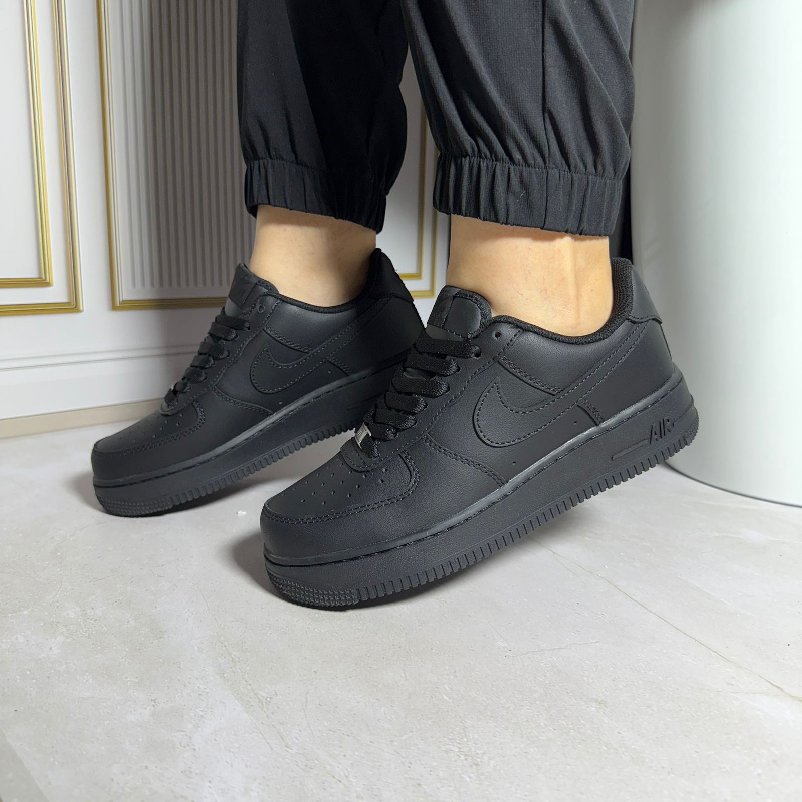 Nike Air Force 1 negros completos mayorista Colombia replica triple AAA on feet outfit casual zapatillascolombia.com modelo clasico desde 95000 COP envios toda Colombia sin minimo Bogota Medellin Cali