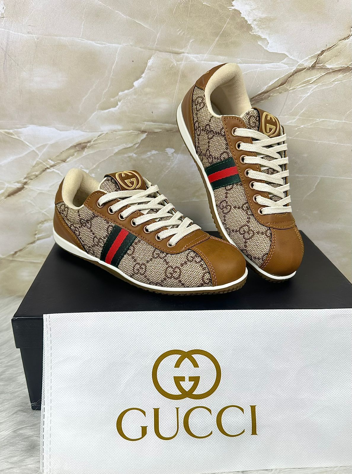 Tenis Gucci mujer caso real Andrea R Medellin El Poblado abogada socia fashion influencer mes 6 utilidad 8.040.000 cluster lujo italiano