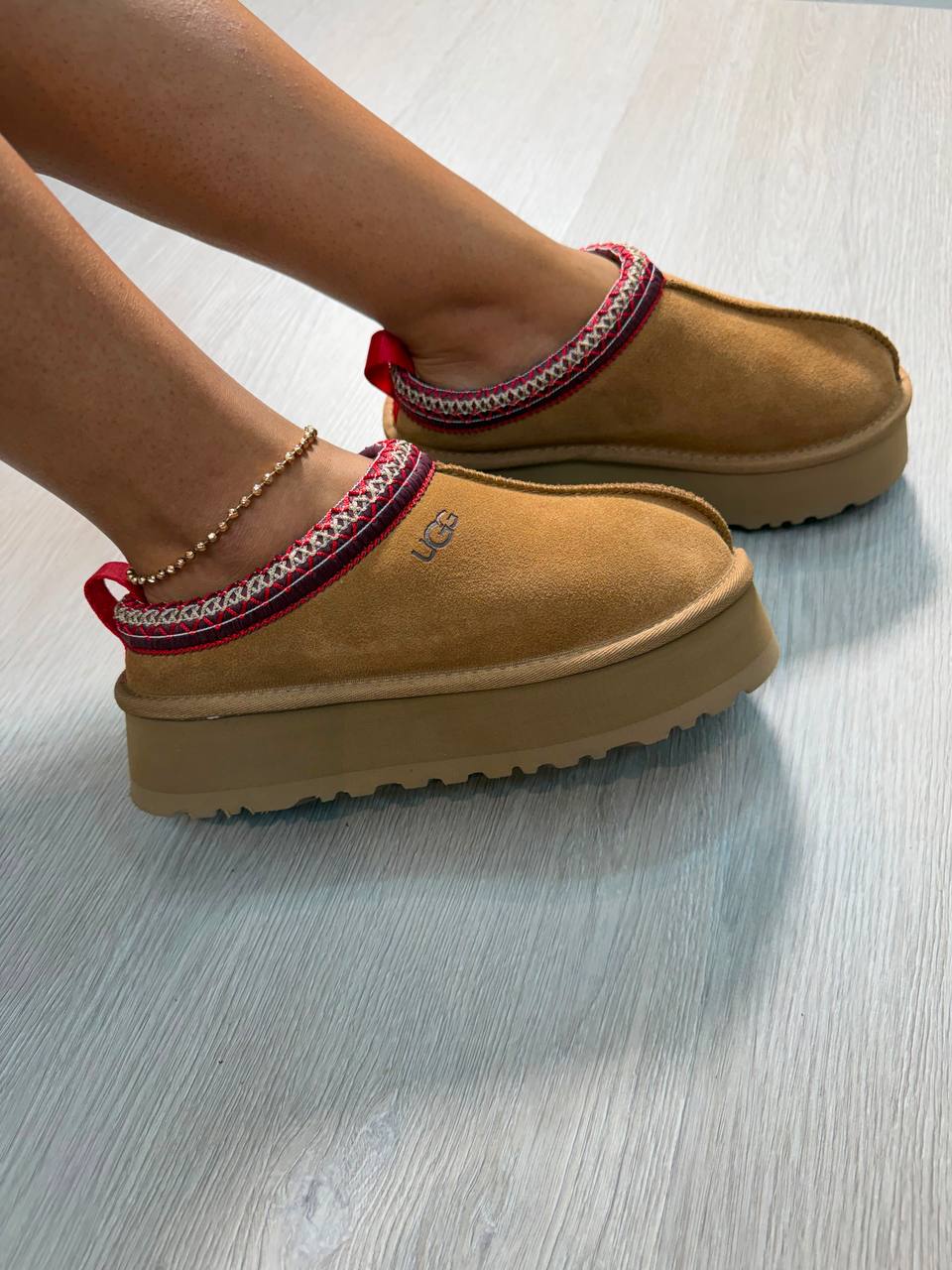 UGG Tazz chestnut al por mayor Colombia 2026 pantufla plataforma desde 95.000 COP triple AAA envío 1-2 días